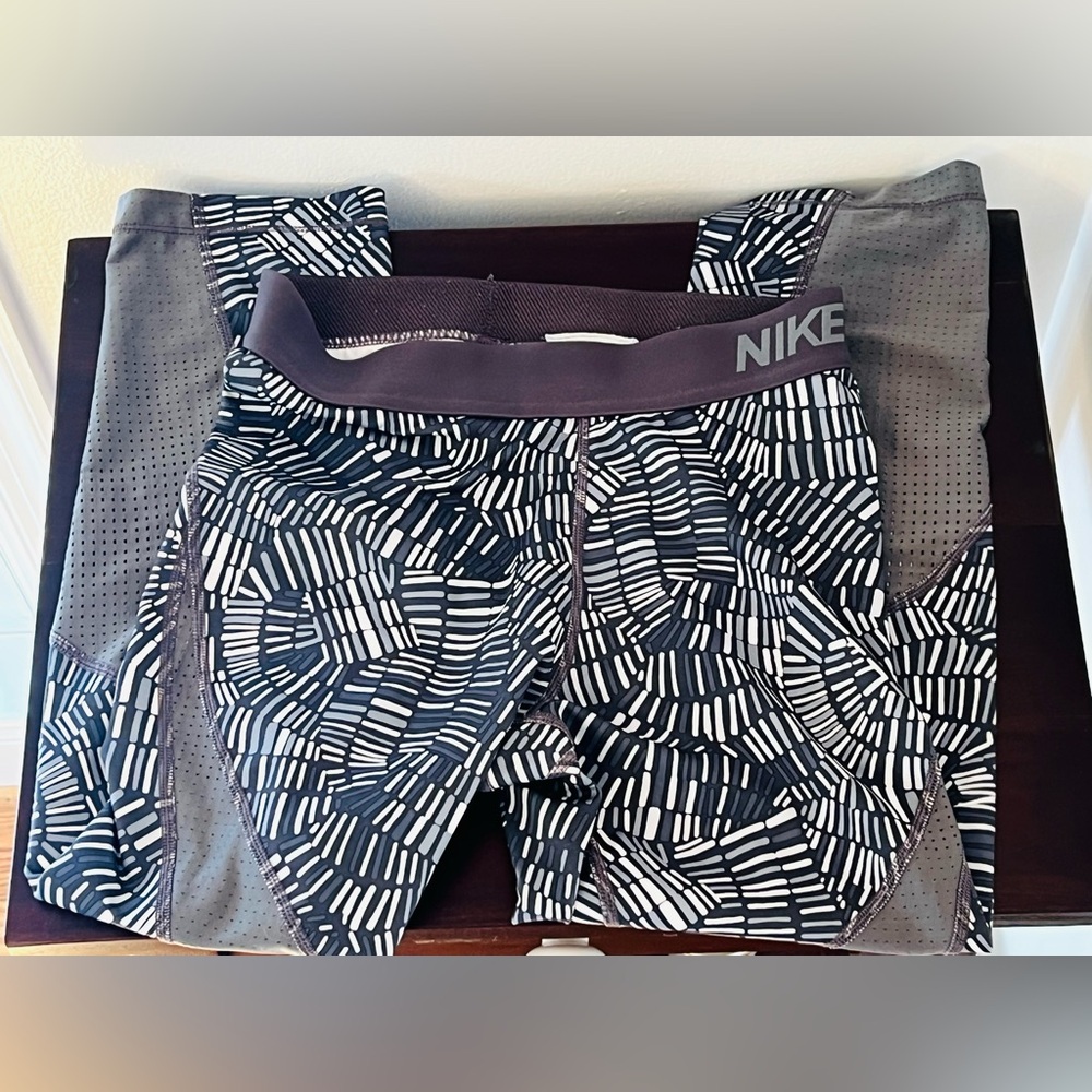 Nike Leggings Womens Size Small Gray Capri Patterned Running Yoga Dri-Fit